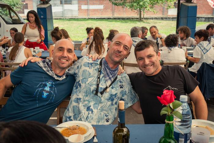 Ehunka lagun bildu dituzte j 72 1757018526317