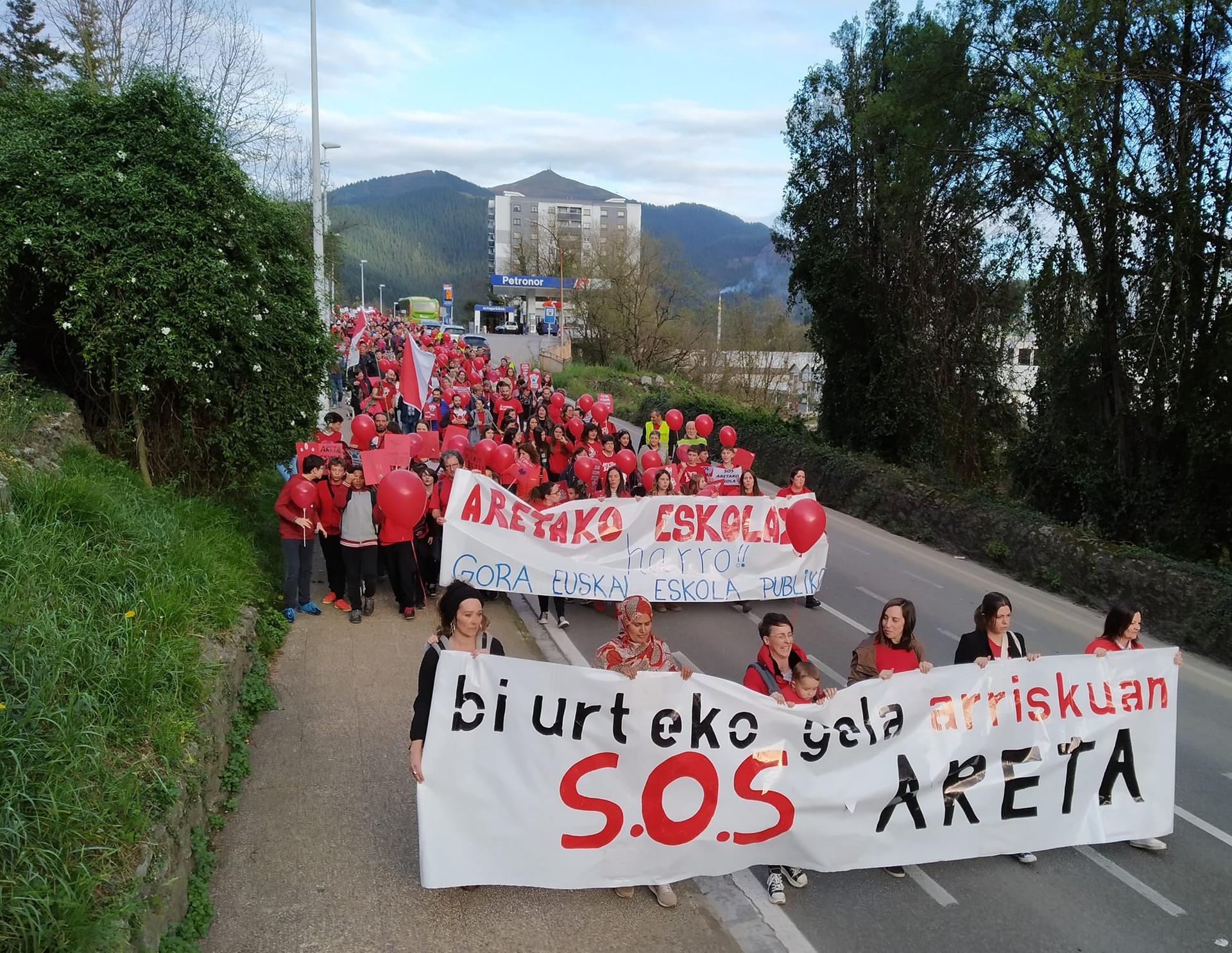 Aretako eskolako 2 urteko gela ez ixteko sinadura bilketa abiatu dute