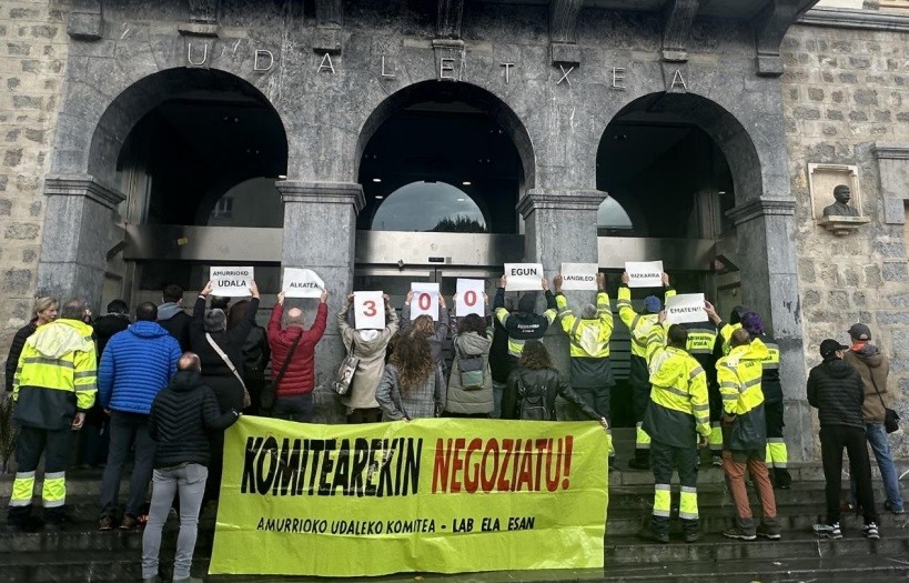 Amurrioko udal langileek salatu dute 300 egun bete direla hitzarmena negoziatzea eskatu zutenetik