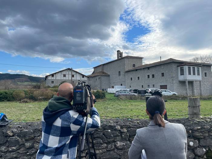 Guardia Zibila bertaratu da moja klaratarren komentura, kide nagusienei azterketa medikua egiteko