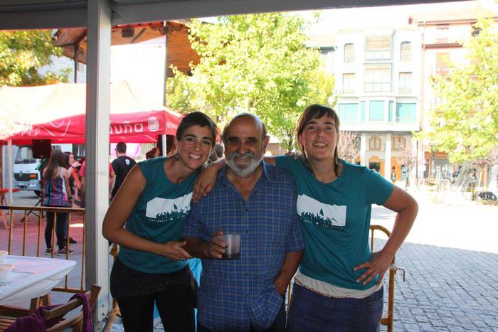 Gazte ugari batu zituen Inde 38 1508073980880