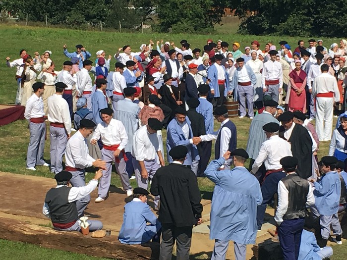 300 lagunek hartu dute parte Jose Arrueren margolanaren antzezpenean - 18