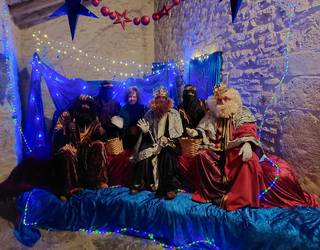 Errege Magoek Murgan ere egin dute geldialdia