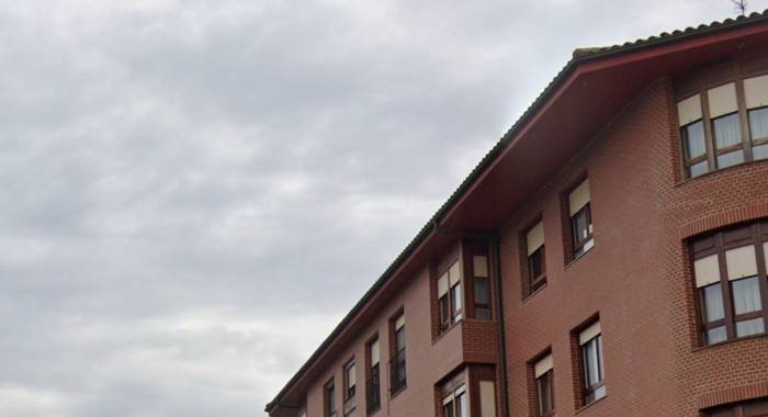 “Xabier Eguia Basoak esan zidan nire Amurrioko etxea eskualdeko enpresei alokatuko ziela langileei ostatu emateko, ez gelak baliatuko zituela pertsonen ohiko bizitoki moduan. Epaiketa izango dugu”