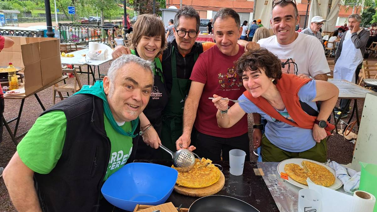 Paella eta tortilla txapelketarekin agurtu dituzte Gardeako jaiak