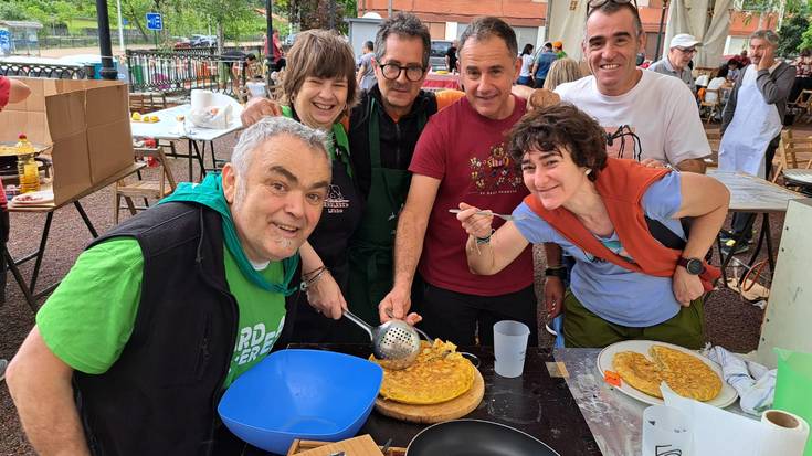 Paella eta tortilla txapelketarekin agurtu dituzte Gardeako jaiak