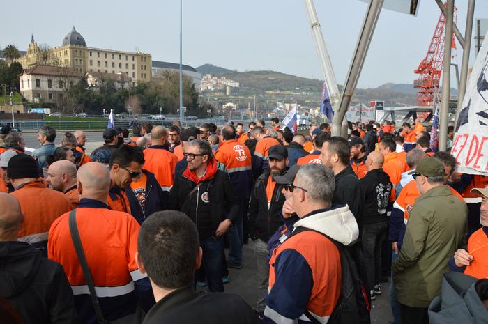 Tubos Reunidoseko langileek  15 1772617495936