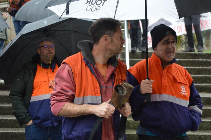 Tubos Reunidoseko langileek  15 1772795095057