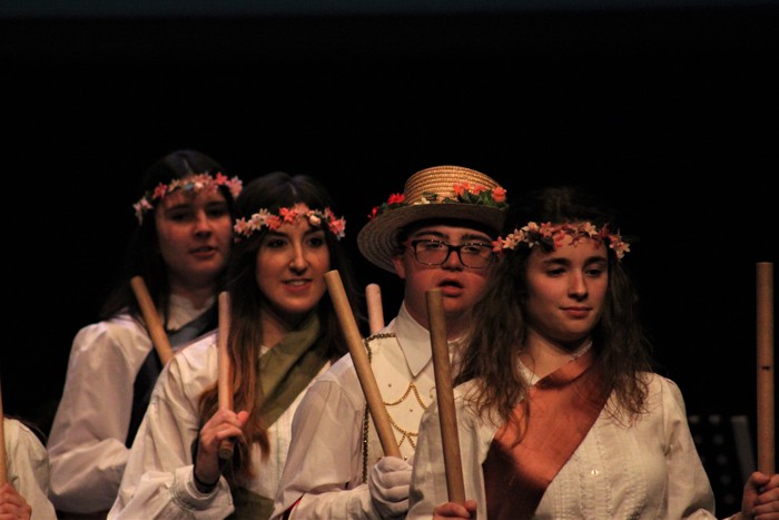 Eskualdeko ehundik gora dantzari eta musikarik koloreztatu zuten Amurrio Antzokiko oholtza - 107