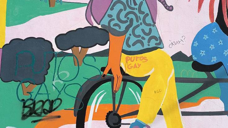 Pintaketa homofoboak egin dituzte Amurrio Harroren horma-irudiaren aurka