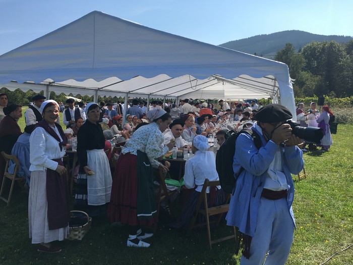 300 lagunek hartu dute parte Jose Arrueren margolanaren antzezpenean - 25