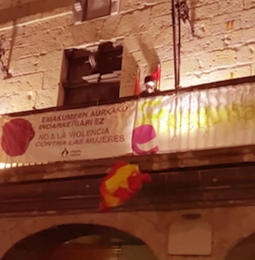 Espainiako bandera kendu dute Ernaiko kideek Urduñako Udaletxetik