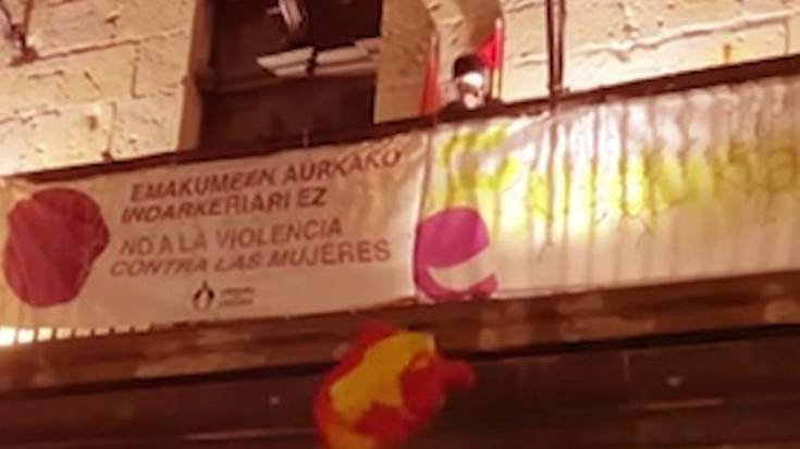 Espainiako bandera kendu dute Ernaiko kideek Urduñako Udaletxetik