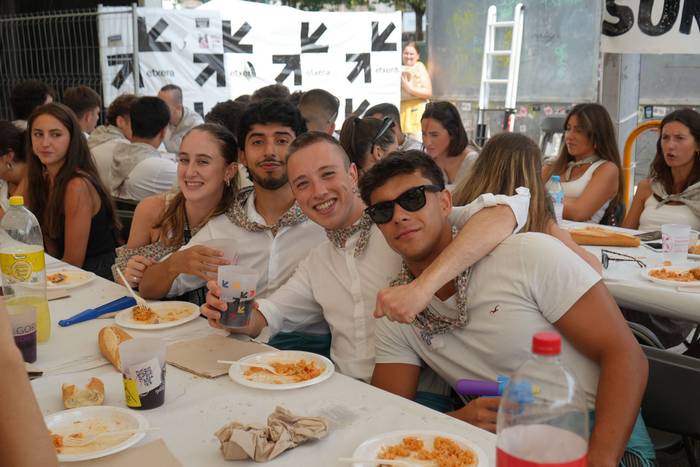 Ehunka lagunek egin dute bat 11 1755423027012