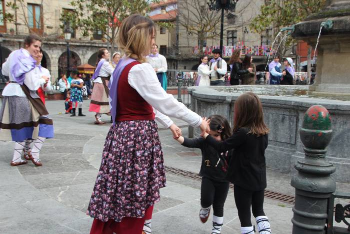 Dantzaren bidez aldarrikatu  43 1520778026444