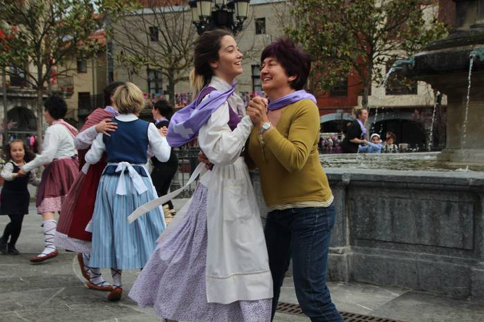 Dantzaren bidez aldarrikatu  45 1520778037738