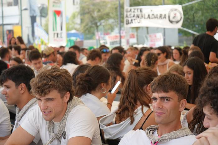 Ehunka lagunek egin dute bat 40 1755423094569