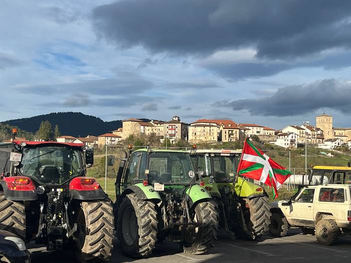 "Traktorada" egin dute Artzi 5 1768766451056