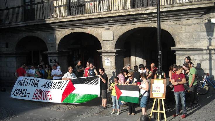 Palestinar herriarekiko elkartasunaren lekuko izan da Foru Plaza
