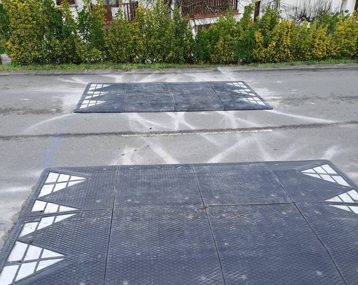 Amurrioko Udalak Larrabe auzoko bide-segurtasuna indartu du abiadura-murriztaile berriekin