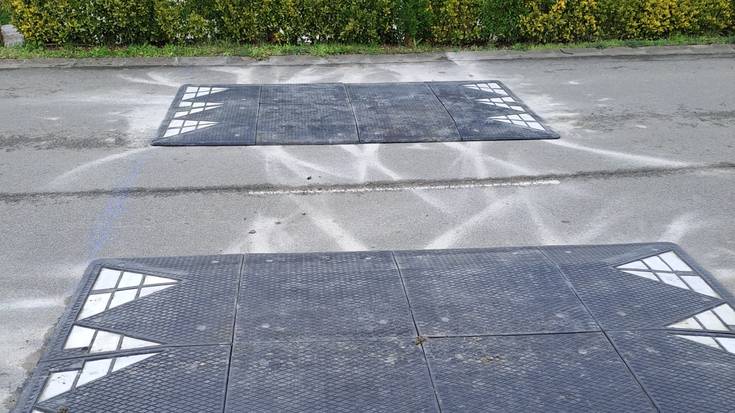 Amurrioko Udalak Larrabe auzoko bide-segurtasuna indartu du abiadura-murriztaile berriekin