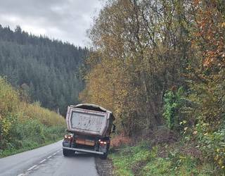 Zuhatzan kamioi bat errepide ertzean geratu da harrapatuta