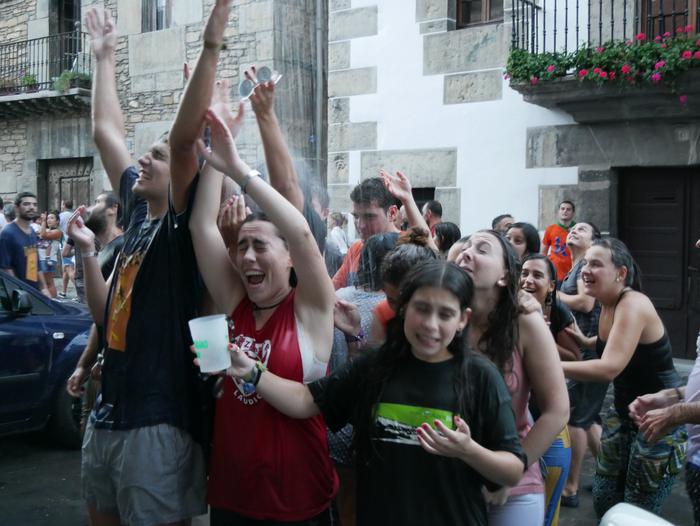 Ura eskatzen zeharkatu dute  70 1536437538460