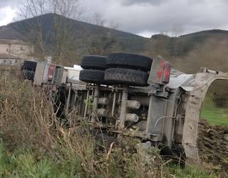 Beste kamioi bat atera da bidetik Zuhatzan, baina zauriturik eragin gabe