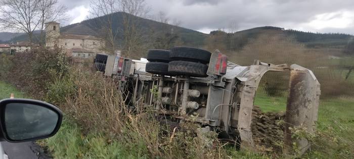 Beste kamioi bat atera da bidetik Zuhatzan, baina zauriturik eragin gabe