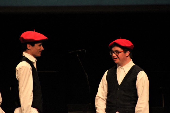 Eskualdeko ehundik gora dantzari eta musikarik koloreztatu zuten Amurrio Antzokiko oholtza - 122