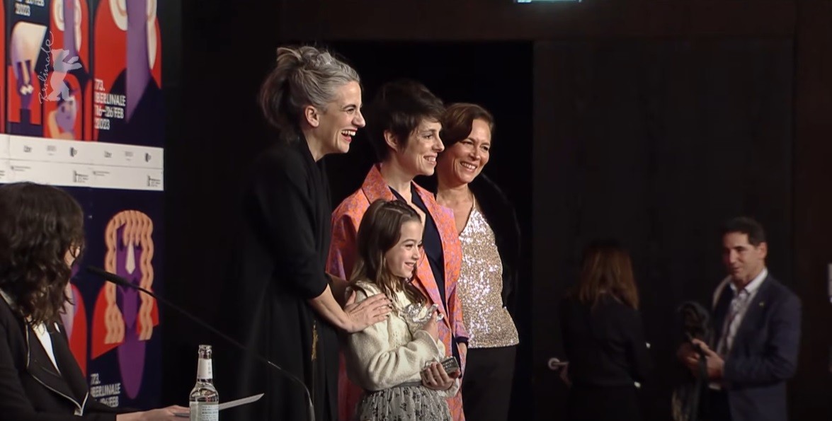 Aktore oneraren Zilarrezko Hartza lortu eta historia egin du Esti Urresolaren filmak Berlinalen