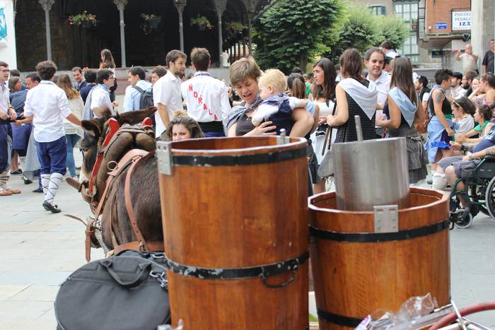 Sokatik tiraka itzuli dira j 25 1503500409844