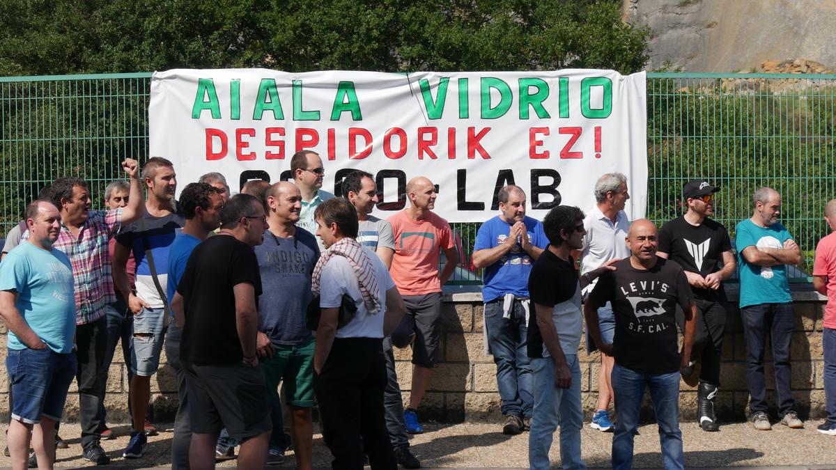 Greba mugagabea hasiko dute bihar Aiala Vidrion, 13 langileren kaleratzearen kontra