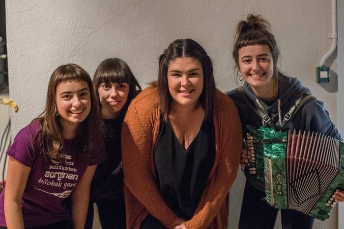 Parez pare zabaldu ditu atea 15 1511891963311