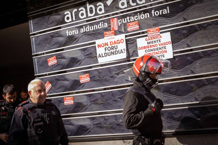 Aldundiaren bulegoak okupatu 33 1760702756883