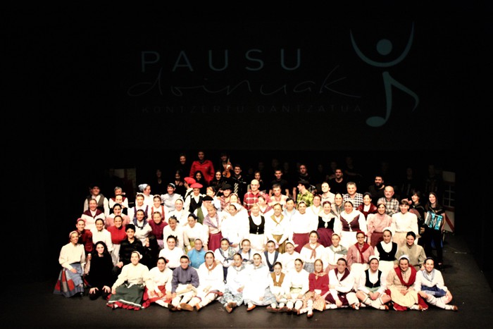 Eskualdeko ehundik gora dantzari eta musikarik koloreztatu zuten Amurrio Antzokiko oholtza - 148