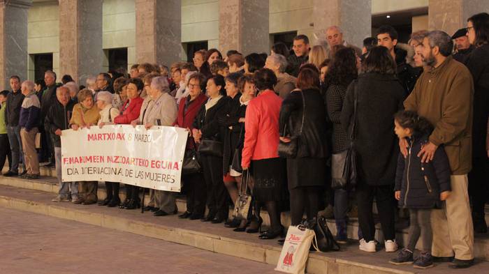 Ehunka lagun bildu dira esku 4 1489000892686