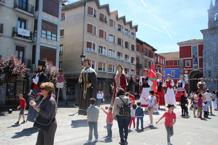 Otxomaioek jendez bete dute  28 1494233114786