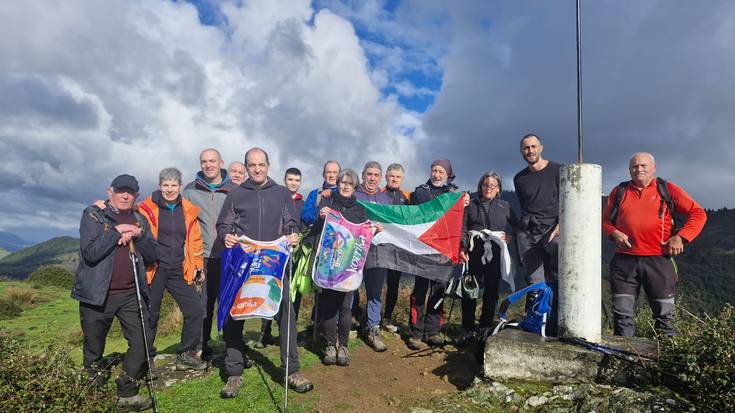 Korrikarekin bat egiteko aldarria zabaldu dute Ugarteko udaberriko mendi irteeran