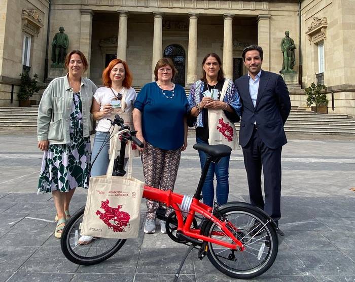 Maria Teresa Menoyo lezamarrak Arabako Foru Aldundiaren saria jaso du, iaz foru garraioa gehien erabili zuen pertsona izateagatik