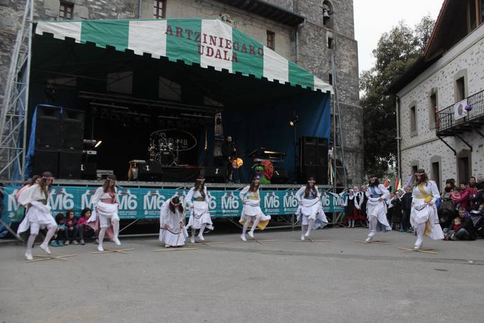 Dantza eta musika artean has 54 1524869108527