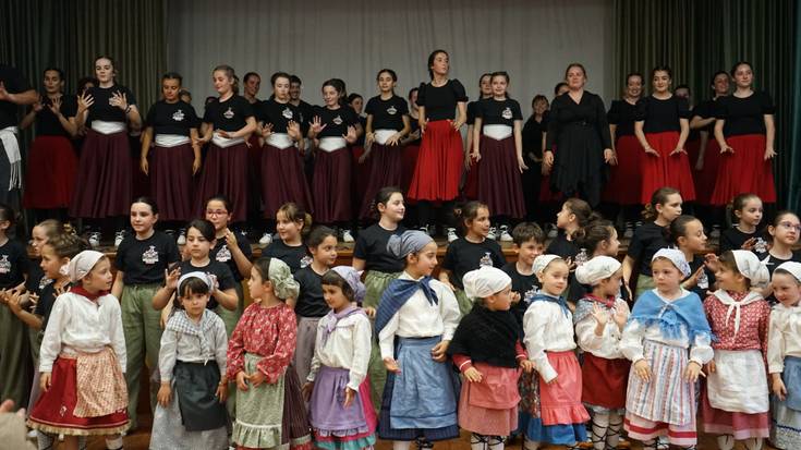 Erauntsi dantza taldeak erakustaldi bikaina egin du
