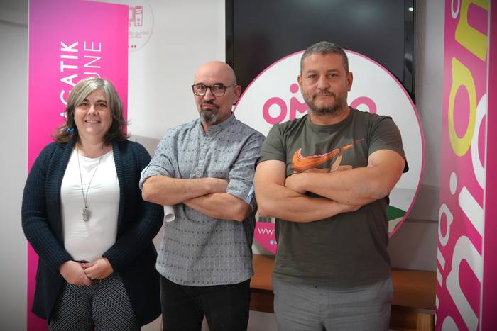 Omniak salatu du Laudioko Udaleko gobernuko alderdiek ez dutela legea betetzen langileen kontratazioan, "lan eta hizkuntza eskubideak urratuta"