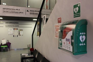 Urduñak beste desfibriladore bat jarriko du pilotalekuan, eta larrialdietarako prestakuntza saioak eskainiko ditu 