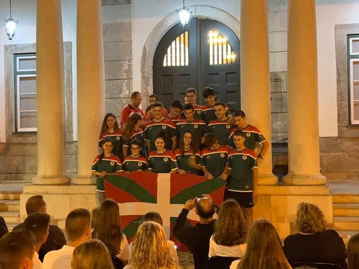 Zaku bete domina ekarri du A 10 1564129374278