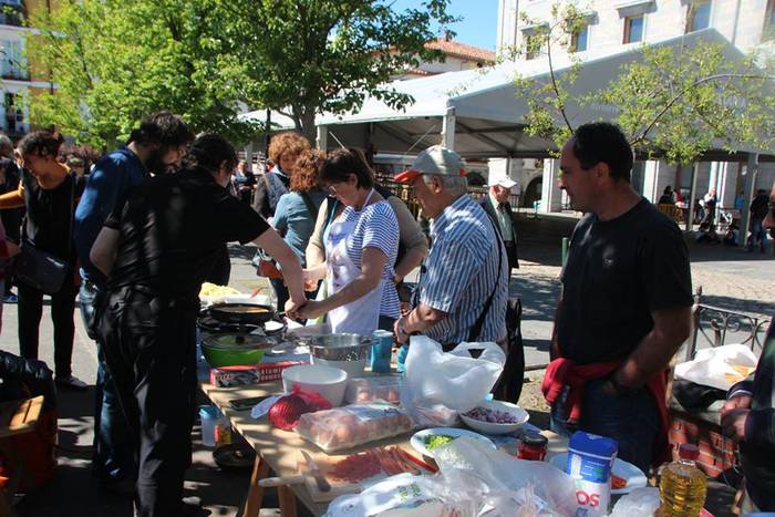 Otxomaioek jendez bete dute  16 1494233050650