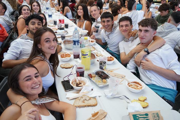 Jendetza batu da kuadrillen  63 1756402348159