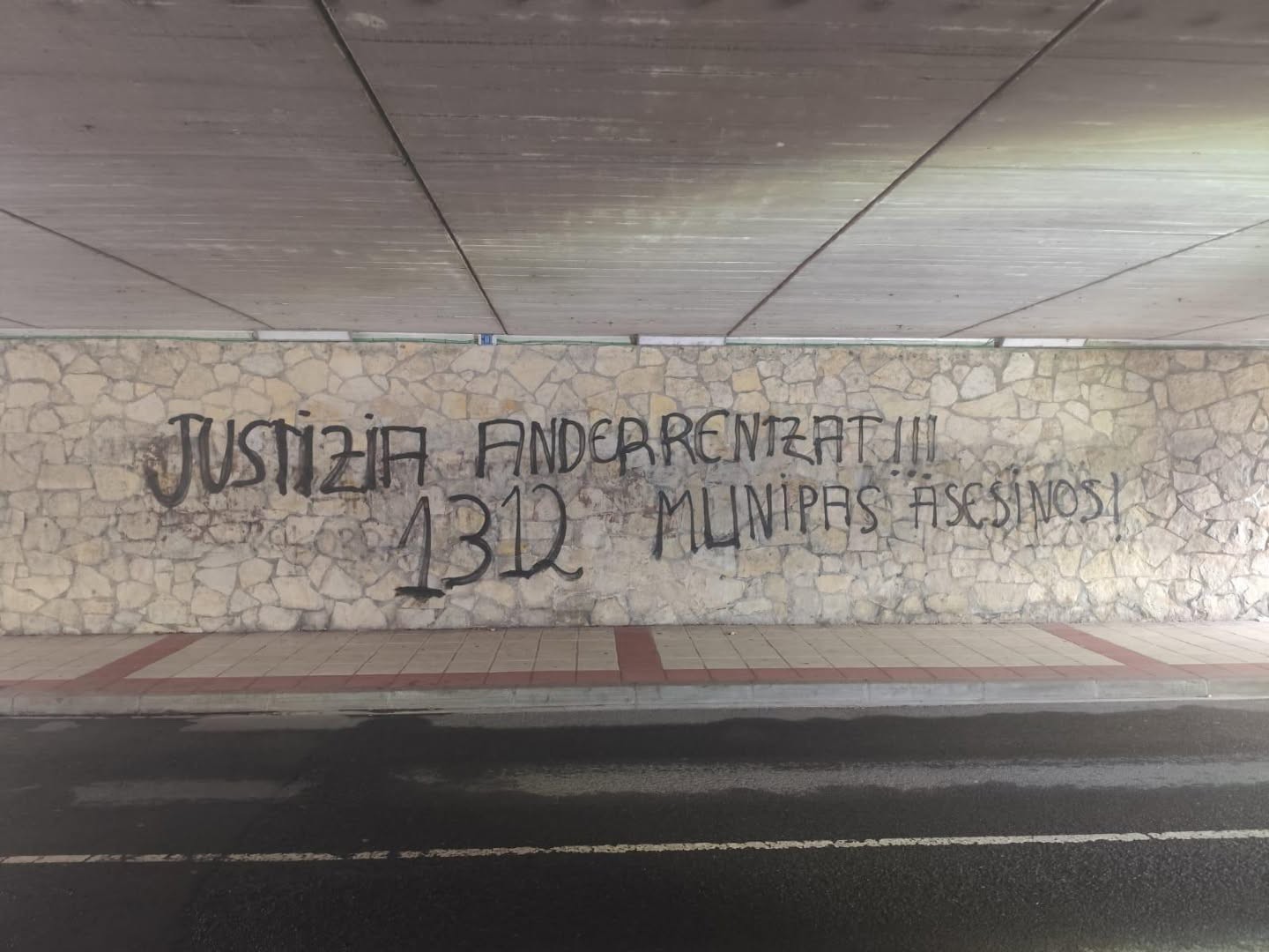 Ertzaintzaren eta Udaltzaingoaren aurka Amurrion agertutako margoketak salatu dituzte Udalak eta Esan sindikatuak