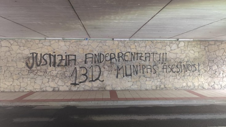 Ertzaintzaren eta Udaltzaingoaren aurka Amurrion agertutako margoketak salatu dituzte Udalak eta Esan sindikatuak