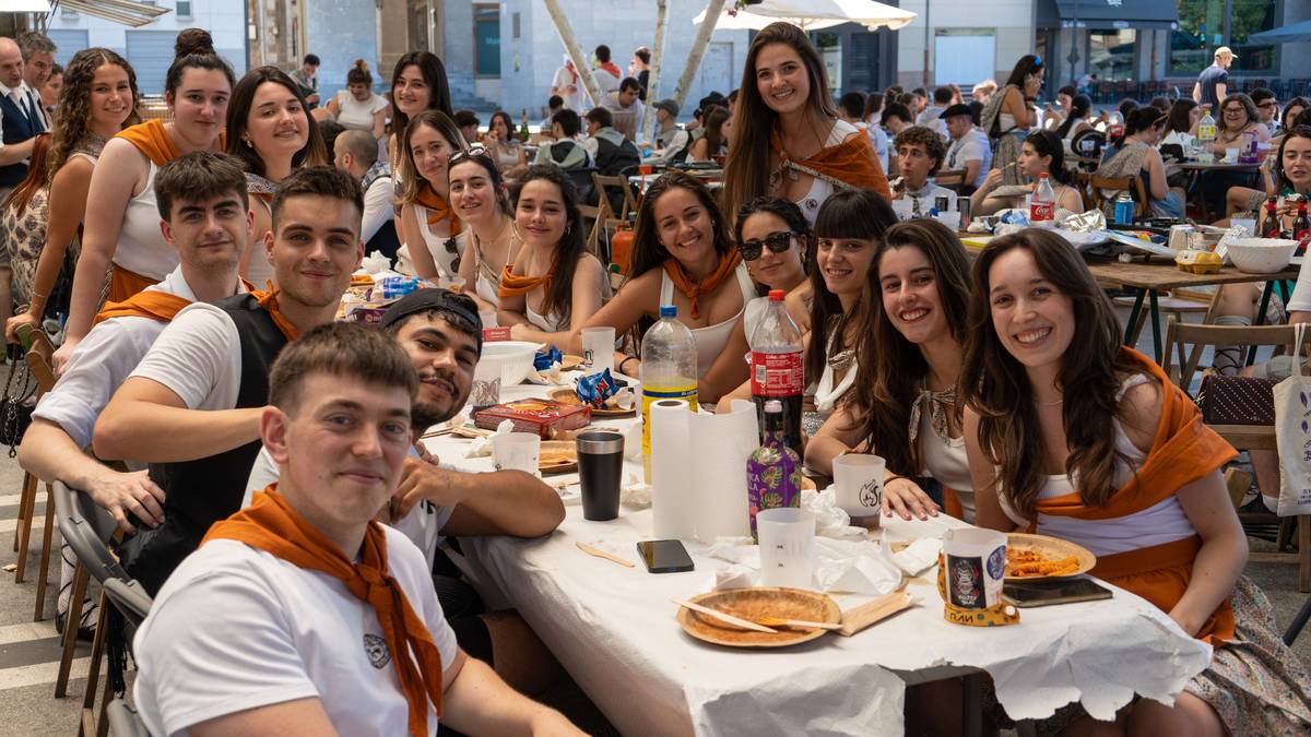 Sanpedropekoak, jaietako jantziari hautsa kentzeko aitzakia bikaina